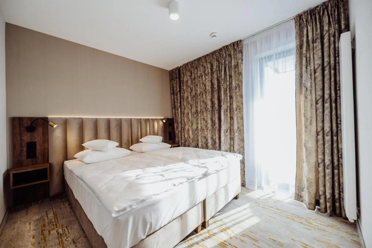 Five Seasons Three Aparthotel פולין